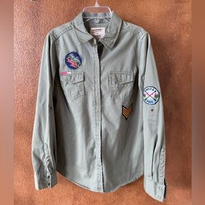 Arizona Jeans Co. Women’s Olive Green Button Down Shirt/Shacket with Patches Med